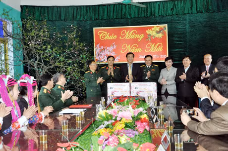 Đồng chí Nguyễn Văn Đọc chúc tết và tặng quà các cán bộ, chiến sĩ Trung đoàn Bộ binh 43 và đồng bào dân tộc trên địa bàn.