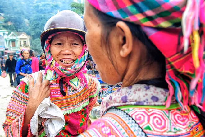 Chợ không chỉ là nơi trao đổi buôn bán mà còn là điểm gặp gỡ giao lưu của dân bản. Bạn sẽ thấy những nụ cười tươi rói, ánh mắt và tiếng cười nói râm ran.