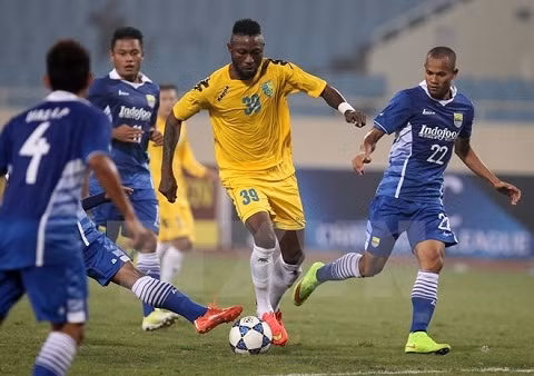 Samson trong trận đấu với Persib