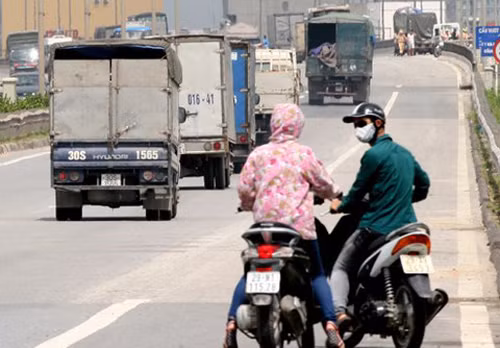 Dù có biển cấm, nhưng nhiều xe máy cố tình đi vào đường vành đai 3 trên cao Hà Nội. Ảnh: Bá Đô