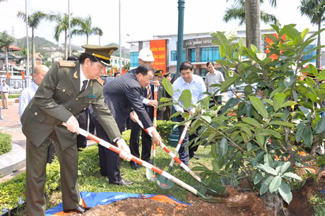  Đại tướng Trần Đại Quang và các đồng chí lãnh đạo tỉnh, Tập đoàn TKV trồng cây lưu niệm tại khuôn viên Nhà sinh hoạt truyền thống Công ty.