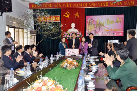 Chủ tịch UBND tỉnh Nguyễn Văn Đọc chúc Tết và tặng quà cho Đảng bộ, chính quyền và nhân dân huyện Hải Hà.