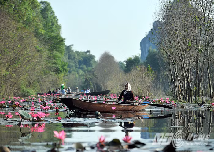 Một điểm thú vị khác khi thưởng ngoạn cảnh đẹp trên suối Yến, đó là những lời kể, những câu chuyện không đầu cuối nhưng ngân nga, cuốn hút về sự tích cảnh vật nơi đây của những người lái đò.