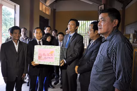 ... Và tặng hoa cho đại diện dòng họ Lý Đình.