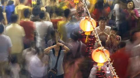 Người dân tại một ngôi đền ở Singapore thắp hương khấn cầu một năm mới bình an. (Ảnh: Reuters)
