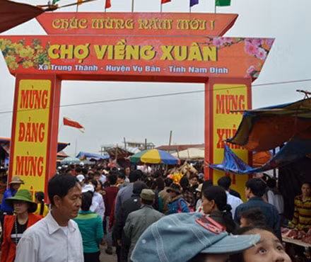 Hàng nghìn du khách đổ về phiên chợ "bán rủi cầu may".
