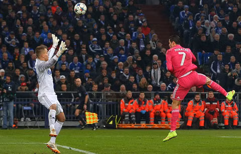 Pha bóng Ronaldo dễ dàng thoát xuống, đánh đầu mở tỷ số cho Real