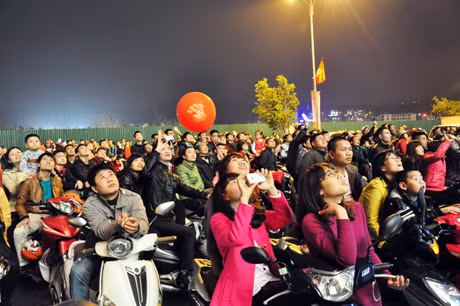 Ai cũng cố gắng tìm cho mình chỗ đứng thích hợp để xem pháo hoa.