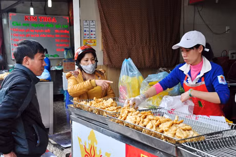 Đặc sản chả mực Hạ Long rất đông khách