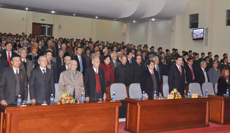 Các đại biểu chào cờ tại Lễ kỷ niệm.