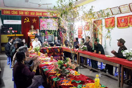 Người dân thôn Xóm Nương, xã Tiên Lãng (Tiên Yên) vui đón giao thừa tại nhà văn hoá thôn. Ảnh: Thanh Sơn (Đài Tiên Yên)