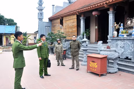 LLVT phường Yên Giang, TX Quảng Yên phối hợp với Công an phường triển khai phương án đảm bảo ANTT trên địa bàn.