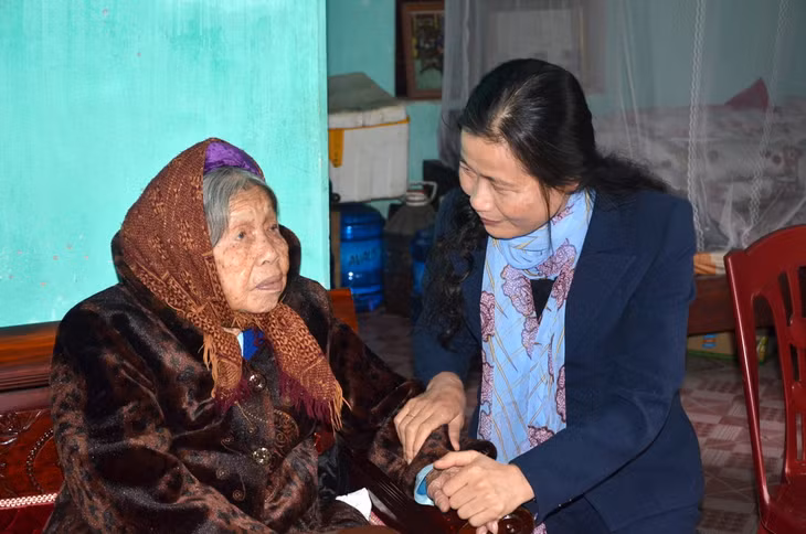 Đồng chí Đỗ Thị Hoàng, Phó Bí thư Thường trực Tỉnh ủy thăm, chúc Tết Mẹ Việt Nam Anh Hùng Lâm Thị Tám (phường Hải Xuân).