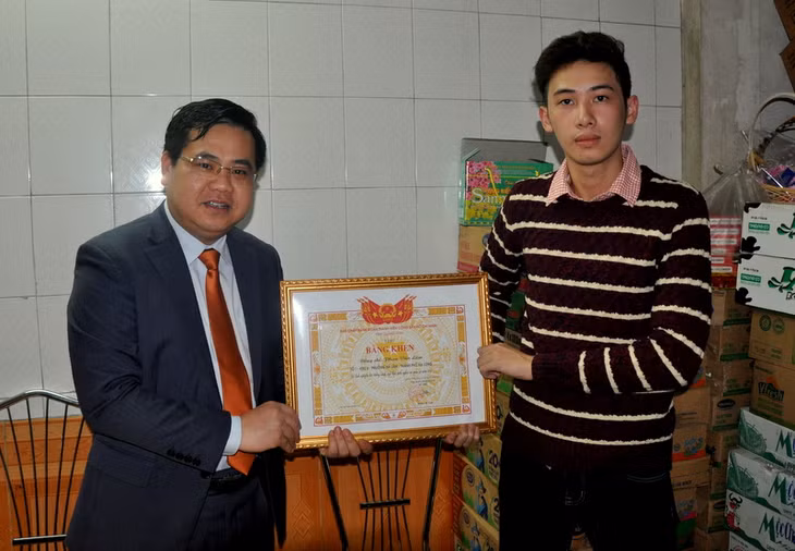 Đồng chí Hoàng Bá Nam, Bí thư Tỉnh Đoàn trao bằng khen của Tỉnh Đoàn cho ĐVTN tình nguyện viết đơn lên đường nhập ngũ đợi I năm 2015.
