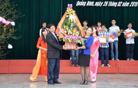 Đồng chí Phạm Minh Chính, Bí thư Tỉnh uỷ tặng hoa cho Sở GD&ĐT
