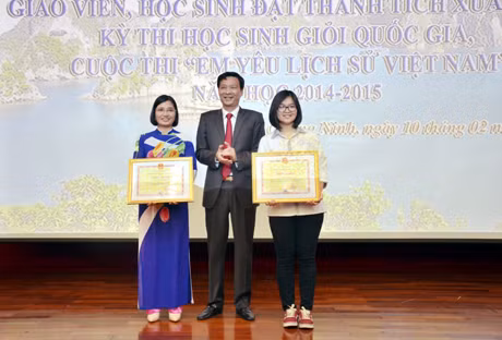 Chủ tịch UBND tỉnh Nguyễn Văn Đọc tặng Bằng khen cho Ngô Thị Phương Linh (bên phải), đoạt giải đặc biệt tại cuộc thi “Em yêu Lịch sử Việt Nam” lần thứ nhất. Ảnh: Nguyễn Thanh