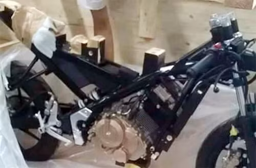 Bộ khung được cho là của một chiếc sportbike 150 phân khối mới của Suzuki. Ảnh: Facebook.