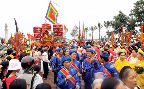 Lễ hội Bạch Đằng diễn ra hàng năm tại quần thể di tích Chiến thắng Bạch Đằng 1288 (TX Quảng Yên), nhằm tưởng nhớ công lao của các anh hùng đã đánh đuổi giặc Nguyên Mông năm xưa. Ảnh: Đại Dương