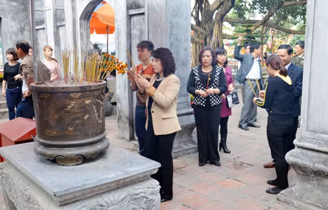 Đồng chí Vũ Thị Thu Thuỷ, Phó Chủ tịch UBND tỉnh thắp hương tại Khu di tích Đền Cửa Ông (TP Cẩm Phả) 