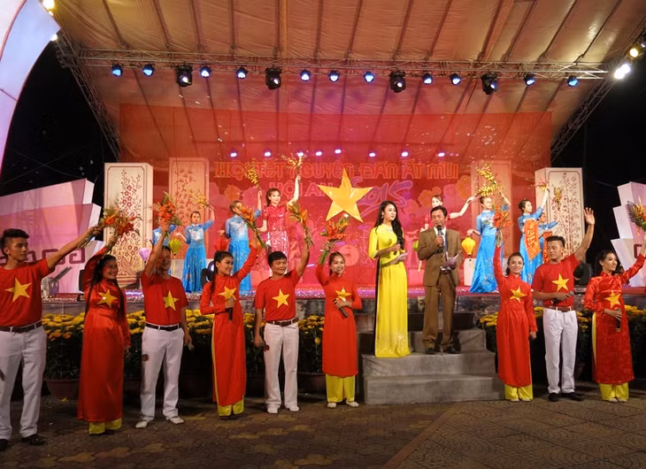 Chương trình nghệ thuật khai mạc Hội Tết nguyên đán Ất Mùi trong đêm giao thừa ở Hội An (Ảnh: Khánh Hiền)