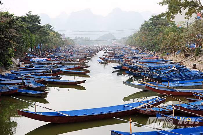 Suối Yến (hay còn gọi là Yến Vĩ) là một con suối nhỏ nằm khiêm tốn trong khu du lịch Hương Sơn, xã Hương Sơn, huyện Mỹ Đức, thành phố Hà Nội. Sở dĩ suối có tên như vậy là do hình dáng của nó trông giống như đuôi của một con chim yến đang xòe rộng.