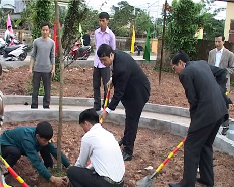 Người dân Đầm Hà hưởng ứng Tết trồng cây. (Ảnh: Quốc Nghị)