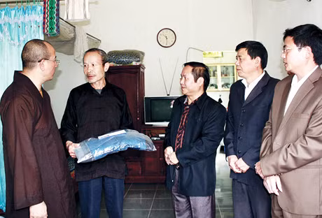 Cùng với việc làm tốt công tác Phật sự, thời gian qua, chùa Ba Vàng triển khai nhiều hoạt động thiện nguyện, vì cộng đồng xã hội. Chỉ tính trong 2 năm gần đây chùa Ba Vàng đã tổ chức, tham gia trên dưới 20 cuộc từ thiện. Đơn cử như những ngày cuối năm 2014, Đại đức Thích Trúc Thái Minh, Phó Ban Thông tin Truyền thông Trung ương Giáo hội Phật giáo Việt Nam, Phó ban Hoằng pháp Giáo hội Phật giáo Việt Nam, Trụ trì chùa đã đến thăm hỏi và tặng 500 suất quà, trị giá 300 triệu đồng cho các gia đình nghèo tại tỉnh Lai Châu (ảnh 2).