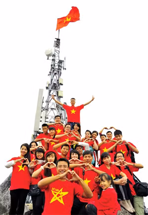 Nhóm bạn trẻ trong CLB Kayak Hạ Long hưởng ứng chương trình “Nụ cười Hạ Long”.