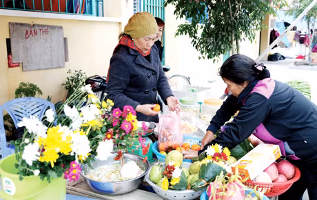 Hoa, quả phục vụ cho ngày Tết được bày bán đáp ứng nhu cầu của bà con trong khu tái định cư làng chài phường Hà Phong. Ảnh: Cẩm Nang