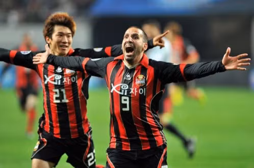 Niềm vui của tiền đạo Sergio Escudero sau khi ghi bàn cho FC Seoul - Ảnh: AFP