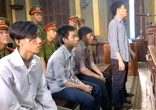 Với tuổi đời còn rất trẻ nhưng các bị cáo đã sớm vướng vào vòng lao lý. Bị cáo Em và Phương đứng nghe tuyên án. Ảnh: H. D.