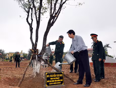 Chủ tịch UBND tỉnh trồng cây lưu niệm trong khuôn viên Trung đoàn Bộ binh 43.