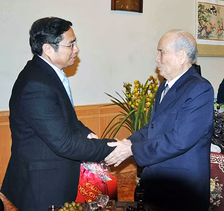 Đồng chí Phạm Minh Chính, Bí thư Tỉnh ủy chúc Tết cán bộ lão thành cách mạng Nguyễn Ngọc Đàm, nguyên Chủ tịch UBND tỉnh Quảng Ninh