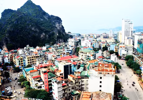 Một góc TP Hạ Long nhìn từ trên cao.