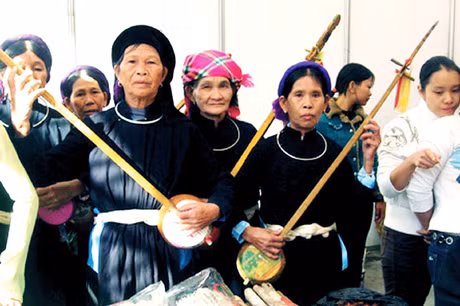 Đàn tính - nhạc cụ gắn liền với đời sống văn hoá của người Tày ở Bình Liêu.