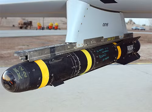 Tên lửa chống tăng tự dẫn AGM-114 Hellfire trong biên chế quân đội Mỹ.