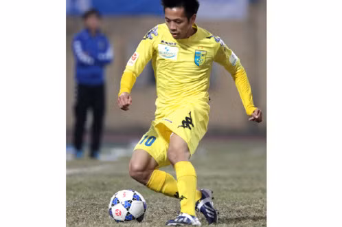 Tiền đạo Nguyễn Văn Quyết trong trận đấu với FC Seoul 