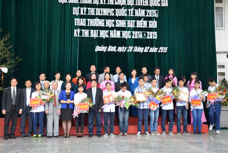 Các đại biểu chụp ảnh lưu niệm với các học sinh tham dự kỳ thi Olympic quốc tế năm 2015 và học sinh đạt điểm giỏi tại kỳ thi tuyển sinh đại học năm 2014