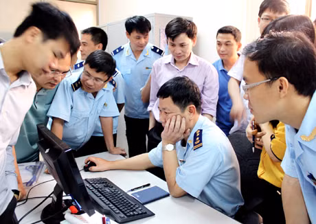 Cán bộ Hải quan Quảng Ninh hướng dẫn doanh nghiệp triển khai thông quan điện tử trên Hệ thống VNACCS/VCIS.