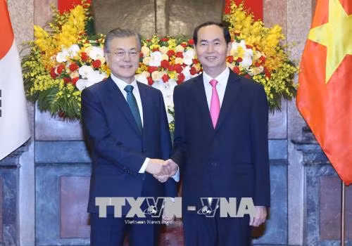 Chủ tịch nước Trần Đại Quang đón Tổng thống Hàn Quốc Moon Jae-in. Ảnh: Nhan Sáng/TTXVN