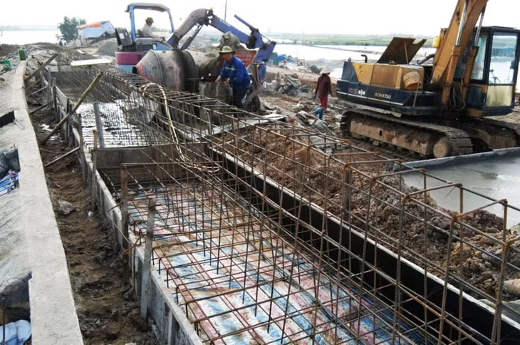 việ thi công công trình nâng cấp đê Quan Lạn được giám sát chất lượng chặt chẽ