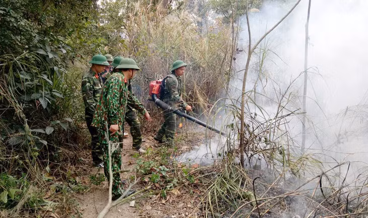 Các lực lượng chức năng trên địa bàn TP khẩn trương dập tắt đám cháy tại khu vực đồi Đặng Bá Hát. 