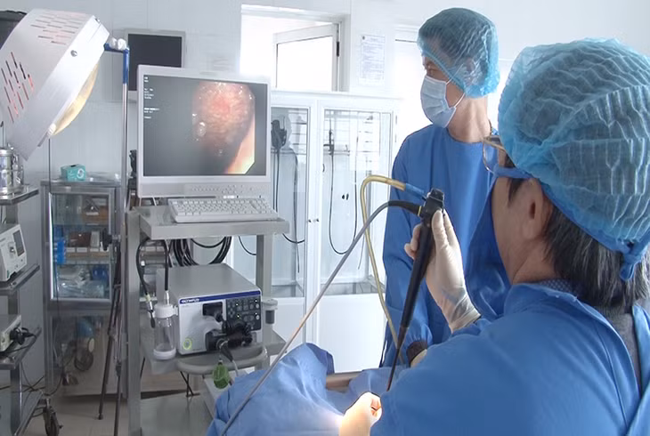 ác chuyên gia Bệnh viện Phổi Trung ương chuyển giao kỹ thuật nội soi sinh thiết màng phổi các bác sĩ Bệnh viện Lao và Phổi Quảng Ninh