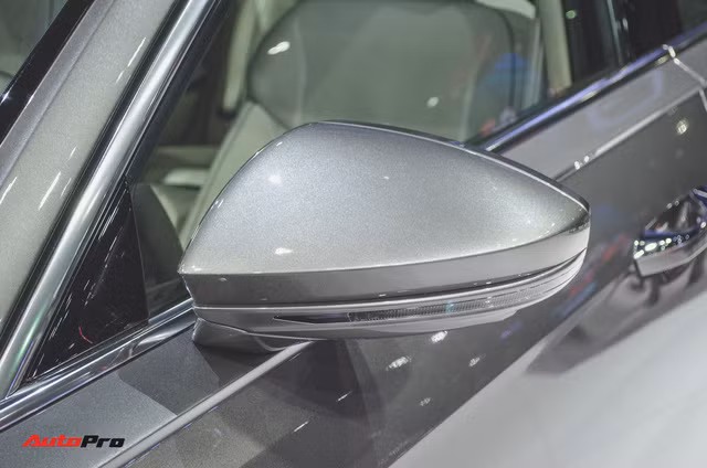 Một chiếc sedan sang trọng như Audi A8 không thể thiếu gương chiếu hậu tích hợp xi-nhan LED...