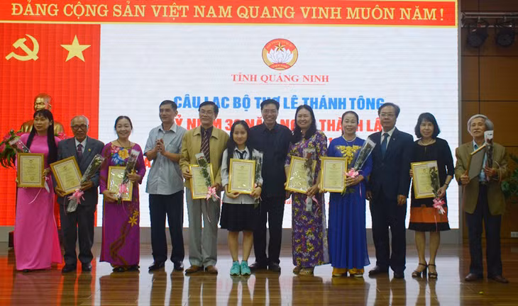 Các tác giả nhận giải C.