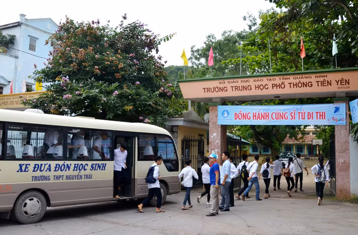Xe đưa đón học sinh của trường THPT Nguyễn Trãi, huyện Tiên Yên 