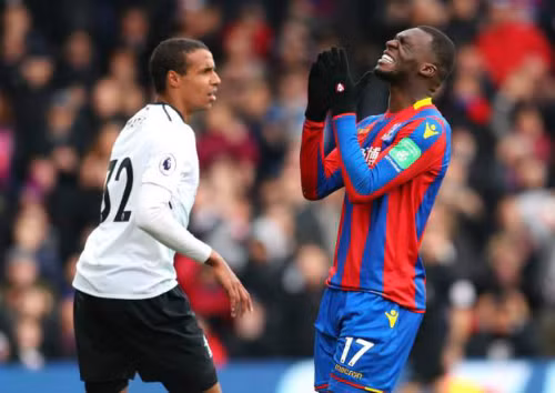 Benteke thất vọng khi không thể phá lưới đội bóng cũ. Ảnh: AFP.