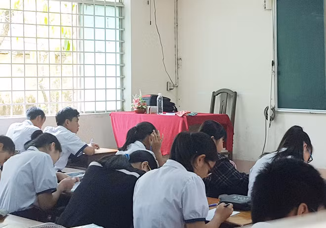 Học sinh lớp 11A1 trong giờ học. Ảnh: Minh Nhật.