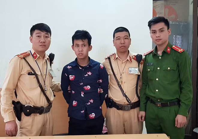 Nghi can trộm xe (áo tối màu) sau khi bị bắt. Ảnh: V.H.