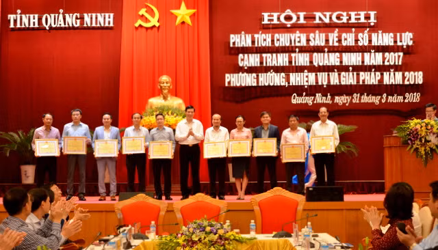 Lãnh đạo tỉnh tặng bằng khen cho các tập thể, cá nhân có thành tích xuất sắc.